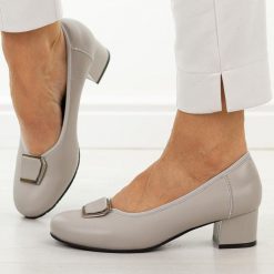 Szare skórzane czółenka damskie Cambell 19413. Szare czółenka damskie Cambell, bez wzorów, ze skóry, z okrągłym noskiem, bez obcasa, na obcasie. W wyprzedaży za 192.72 zł.