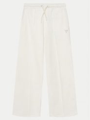 Guess Spodnie dresowe J5GQ11 KCRP0 Biały Relaxed Fit. Białe spodnie dresowe dziewczęce Guess, z aplikacjami, z bawełny. Za 169.99 zł.