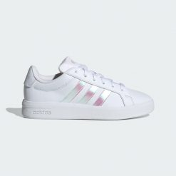 Buty Grand Court 3.0 Junior. Białe obuwie sportowe treningowe Adidas, z gumy, na jogę i pilates. Za 179.00 zł.