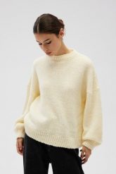 Sweter oversize z bufiastymi rękawami w kolorze BUTTER YELLOW - RIVERO-UNI. Żółte swetry klasyczne damskie Marsala, na lato, z wełny, bez kołnierzyka. Za 249.90 zł.