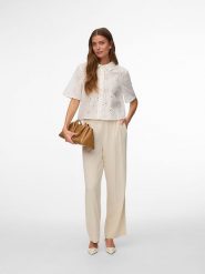 Vero Moda Bluzka w kolorze białym rozmiar: S. Białe bluzki damskie Vero Moda, s, bez wzorów, z bawełny, bez kołnierzyka, bez ramiączek. Za 98.95 zł.