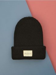 Czapka beanie - czarny. Czarne czapki damskie Sinsay, z aplikacjami, z materiału. Za 25.99 zł.