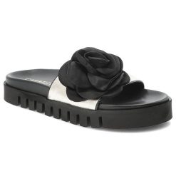 Klapki damskie Chebello, na platformie skórzane z ozdobnym kwiatem, złote, 4739-046. Żółte klapki damskie CheBello, z aplikacjami, bez obcasa, na platformie, bez zapięcia. Za 429.00 zł.