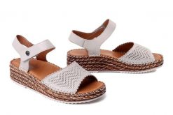 MANITU 910330-08 beige, sandały damskie. Brązowe sandały damskie Manitu, bez wzorów, ze skóry, bez obcasa, na koturnie, bez zapięcia. Za 269.90 zł.