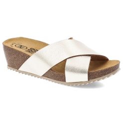 Złote Klapki Hee Eleganckie Obuwie Damskie. Żółte klapki damskie Hee, z aplikacjami, z jeansu, bez obcasa, na koturnie, bez zapięcia. Za 229.00 zł.