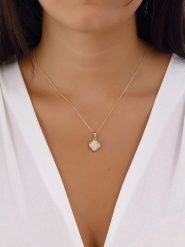Luja Bijoux Pozłacany naszyjnik z masą perłową rozmiar: onesize. Białe naszyjniki damskie Luja Bijoux, z perłą, metalowe. Za 83.81 zł.
