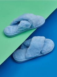 Kapcie z futerkiem - niebieski. Niebieskie kapcie damskie Sinsay. Za 25.99 zł.