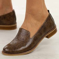 Brązowe skórzane Polskie półbuty damskie Deoni 044. Brązowe półbuty damskie Deoni, na jesień, bez wzorów, ze skóry, z okrągłym noskiem, bez obcasa, na płaskiej podeszwie, bez zapięcia. Za 429.00 zł.