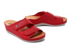 Dr. BRINKMANN 700568-4 rot, klapki profilaktyczne damskie. Czerwone klapki damskie Dr. Brinkmann, bez wzorów, bez obcasa, bez zapięcia. Za 329.90 zł.