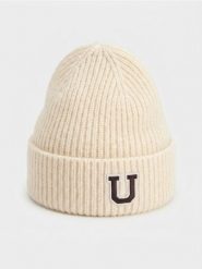 Prążkowana czapka beanie z naszywką - kremowy. Białe czapki damskie Sinsay, z aplikacjami, prążkowane. Za 15.99 zł.