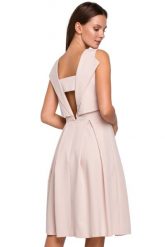 Elegancka rozkloszowana sukienka z dekoltem na plecach beż. Sukienki damskie Sukienki.shop, bez wzorów, biznesowe, bez ramiączek. Za 339.00 zł.