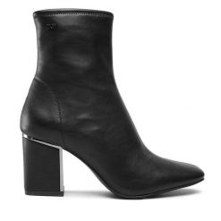 Botki DKNY. Czarne botki damskie DKNY, bez obcasa, na słupku, bez zapięcia. Za 1,029.00 zł.