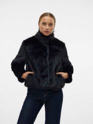 Vero Moda Kurtka "Monroe Short" w kolorze czarnym ze sztucznego futerka rozmiar: M. Czarne kurtki damskie Vero Moda, m, bez wzorów, bez kaptura. Za 178.79 zł.