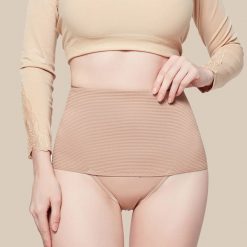 Szorty modelujące sylwetkę z efektem poprawy postawy Mariin. Czarne bielizna korygująca Intica, bez wzorów. Za 59.00 zł.