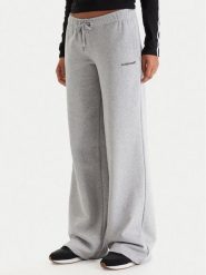 Guess Jeans Spodnie dresowe W6RB52 K68I4 Szary Regular Fit. Szare spodnie dresowe damskie Guess Jeans, l, z aplikacjami, z bawełny. Za 299.99 zł.