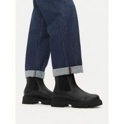 Botki Napapijri. Czarne botki damskie Napapijri, bez obcasa, na płaskiej podeszwie, bez zapięcia. Za 799.99 zł.