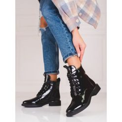 Sznurowane botki damskie czarne z lakierowanej skóry ekologicznej. Czarne botki damskie ze skóry ekologicznej, eleganckie, bez obcasa, bez zapięcia. Za 245.97 zł.