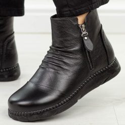 Czarne skórzane botki damskie Cambell 15324. Czarne botki damskie Cambell, na jesień, z dzianiny, klasyczne, z okrągłym noskiem, bez obcasa, na płaskiej podeszwie, bez zapięcia. Za 319.00 zł.