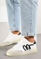 Białe Sneakersy w Stylu Kultowych Tenisówek Zdobione Aplikacją Zillifia. Białe obuwie sportowe damskie Born2be, z jeansu, bez zapięcia, tenisowe. Za 84.99 zł.