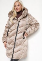 Ciemnobeżowa Pikowana Kurtka z Kapturem i Kieszeniami na Napy Inasia. Brązowe kurtki damskie Born2be, xl, bez wzorów, z jeansu, z kapturem. Za 249.99 zł.