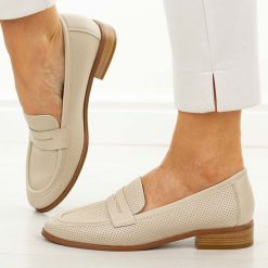 Beżowe ażurowe mokasyny damskie Potocki 12785. Brązowe mokasyny damskie POTOCKI, na jesień, z jeansu, z okrągłym noskiem, bez obcasa. Za 189.00 zł.