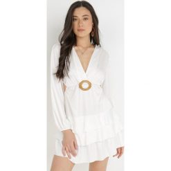 Biała Sukienka Damotis. Białe sukienki damskie Born2be, bez wzorów, z tkaniny, bez ramiączek. Za 169.99 zł.