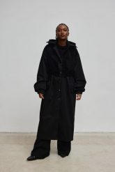 Długi płaszcz typu oversize w kolorze TOTALY BLACK - HUNTER-S/M. Czarne płaszcze damskie Marsala, m, bez wzorów, z bawełny, bez kaptura. W wyprzedaży za 559.95 zł.