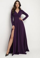 Ciemnofioletowa Rozkloszowana Sukienka z Dekoltem w Serek i Rozcięciem Zdobiona Metaliczną Nicią Emilandra. Fioletowe sukienki damskie Born2be, z aplikacjami, z materiału, eleganckie, bez ramiączek. W wyprzedaży za 178.49 zł.