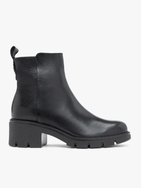Czarne masywne botki. Czarne botki damskie Ryłko, ze skóry, z okrągłym noskiem, za kostkę, bez obcasa, na obcasie, bez zapięcia. Za 499.99 zł.