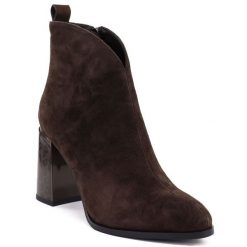 Botki damskie zamszowe na ozdobnym obcasie brązowe Gino Fabiani 9210. Brązowe botki damskie Gino Fabiani, ze skóry, eleganckie, bez obcasa, na obcasie, bez zapięcia. Za 299.99 zł.