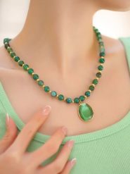 L'Atelier de Gaia Pozłacany naszyjnik z elementami ozdobnymi - dł. 50 cm rozmiar: onesize. Zielone naszyjniki damskie L'Atelier de Gaia, z agatem, pozłacane. Za 109.00 zł.