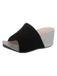 Heine Klapki w kolorze czarnym na koturnie rozmiar: 39. Czarne klapki damskie Heine, bez wzorów, z otwartym noskiem, bez obcasa, na koturnie, bez zapięcia. Za 84.95 zł.