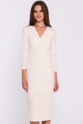 Elegancka sukienka ołówkowa z dekoltem V kremowa. Białe sukienki damskie Stylove, bez wzorów, z elastanu, eleganckie, bez ramiączek. Za 449.00 zł.