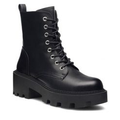 Botki DeeZee. Czarne botki damskie DeeZee, bez obcasa, na słupku, bez zapięcia. Za 179.99 zł.
