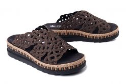 Rieker V7992-24 brown, klapki damskie. Brązowe klapki damskie Rieker, z aplikacjami, ze skóry ekologicznej, bez obcasa, na koturnie, bez zapięcia. Za 319.90 zł.