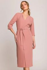 Elegancka sukienka midi z dekoltem V i rozcięciem różana. Czerwone sukienki damskie Stylove, bez wzorów, z elastanu, biznesowe, bez ramiączek. Za 389.00 zł.