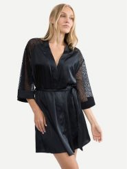 Triumph Szlafrok A Weekend To Remember 10227185 Czarny. Czarne szlafroki damskie Triumph, bez wzorów, z syntetyku, bez kaptura. Za 199.99 zł.