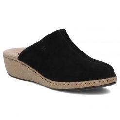 Skórzane klapki na koturnie czarne Filippo DK7567. Czarne klapki damskie Filippo, bez wzorów, ze skóry, bez obcasa, na koturnie, bez zapięcia. Za 169.99 zł.