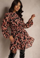 Czarna Taliowana Sukienka w Kwiaty z Gumką w Pasie Ozdobiona Falbanką Ziarae. Czarne sukienki damskie Renee, bez wzorów, eleganckie, bez ramiączek. Za 139.99 zł.