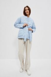 Pikowna kurtka z paskiem w talii błękitna. Niebieskie kurtki damskie MOODO, xxl, bez wzorów, z poliesteru, bez kaptura. W wyprzedaży za 83.99 zł.