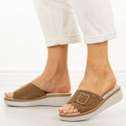 Brązowe skórzane klapki damskie S.Barski 7002. Brązowe klapki damskie S.BARSKI, bez wzorów, z jeansu, bez obcasa, na koturnie, bez zapięcia. Za 229.00 zł.