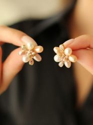 Pierres delicates Pozłacane kolczyki-wkrętki z perłami i kamieniami szlachetnymi rozmiar: onesize. Białe kolczyki damskie Pierres delicates, z cyrkonią, pozłacane. Za 65.99 zł.