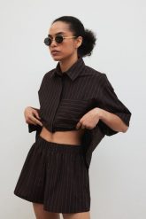 Szorty w paski w kolorze BROWN ESPRESSO - SHELLY. Brązowe szorty damskie Marsala, bez wzorów, z bawełny. W wyprzedaży za 79.95 zł.