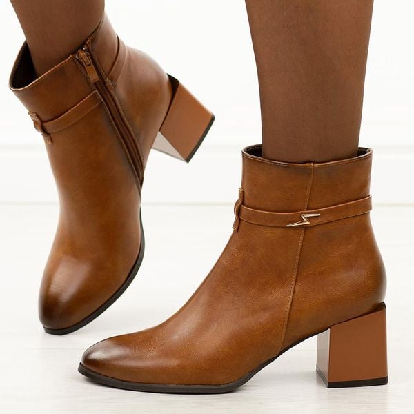 Camelowe botki damskie na obcasie M.Daszyński Sa217-18. Brązowe botki damskie M.Daszyński, na jesień, z jeansu, biznesowe, bez obcasa, na obcasie, bez zapięcia. Za 219.00 zł.