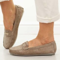 D.Brązowe skórzane mokasyny damskie S.Barski 7029. Brązowe mokasyny damskie S.BARSKI, na jesień, z jeansu, z okrągłym noskiem, bez obcasa. Za 229.00 zł.