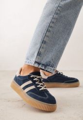Granatowe Sneakersy Typu Tenisówki z Zamszu Naturalnego Ozdobione Paskami Tarinella. Niebieskie obuwie sportowe damskie Renee, z jeansu, bez zapięcia, tenisowe. Za 179.99 zł.