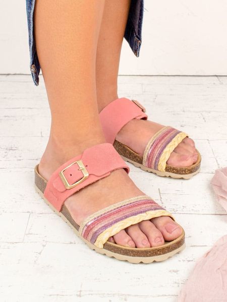 Billowy Skórzane klapki w kolorze różowym rozmiar: 41. Różowe klapki damskie Billowy, bez wzorów, z otwartym noskiem, bez obcasa, bez zapięcia. Za 136.13 zł.