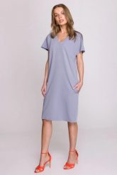 Luźna sukienka oversize o prostym kroju z dekoltem V szara. Szare sukienki damskie Stylove, bez wzorów, z poliesteru, biznesowe, bez ramiączek. Za 289.00 zł.
