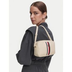 Torebka Tommy Hilfiger. Białe listonoszki damskie Tommy Hilfiger, bez wzorów, bez dodatków. Za 449.99 zł.