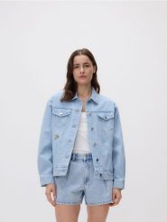 Jeansowa kurtka z haftem na plecach - niebieski. Niebieskie kurtki damskie Reserved, l, bez wzorów, z denimu, bez kaptura. W wyprzedaży za 99.99 zł.